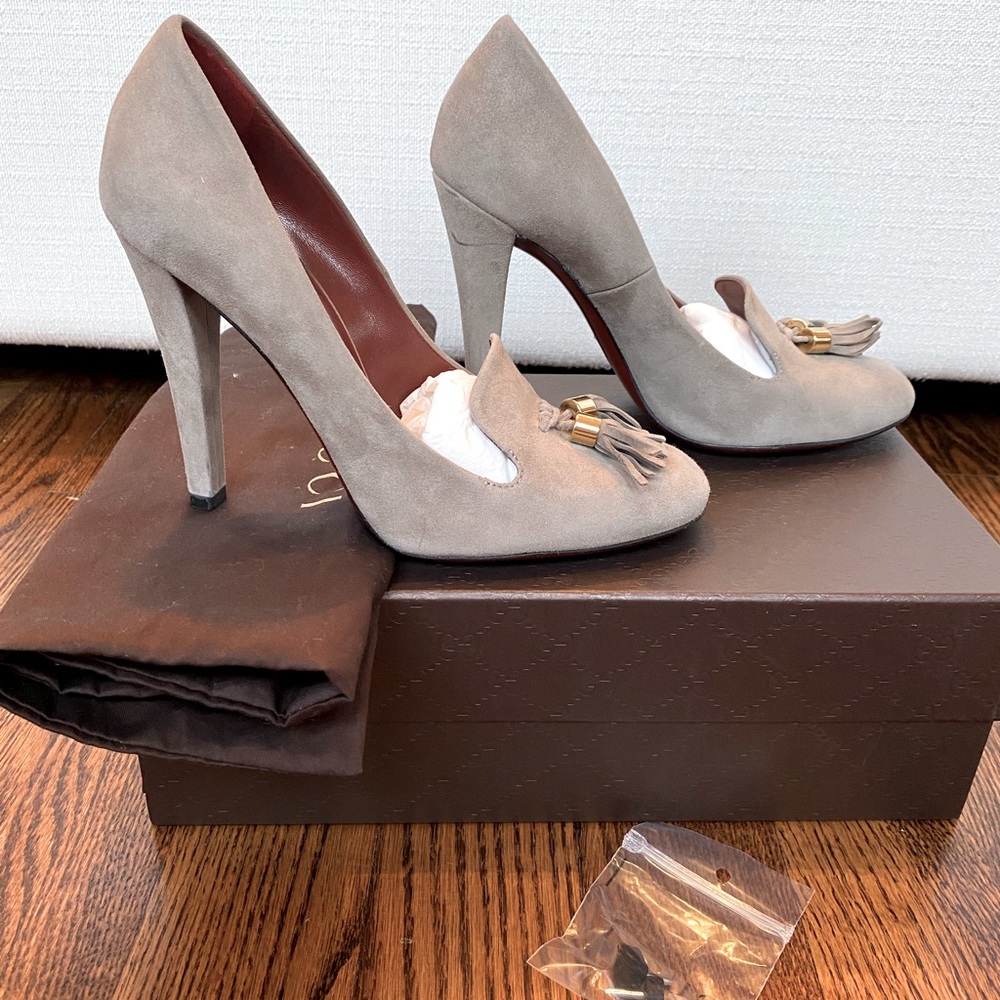 Gucci Kid Scamosciato New Fango Heeled Loafers in Cream Suede - Picture 3 of 7